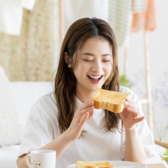 ”朝食をとる人物”
